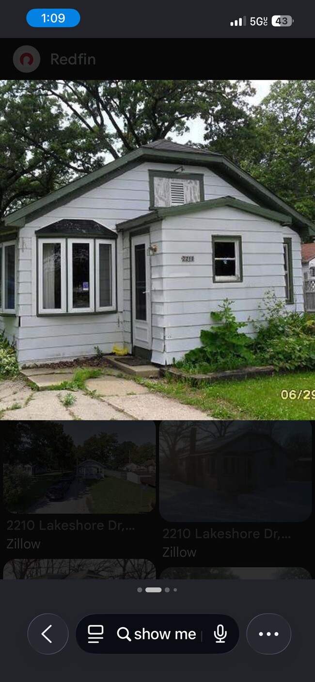 Building Photo - 2210 Lakeshore Dr