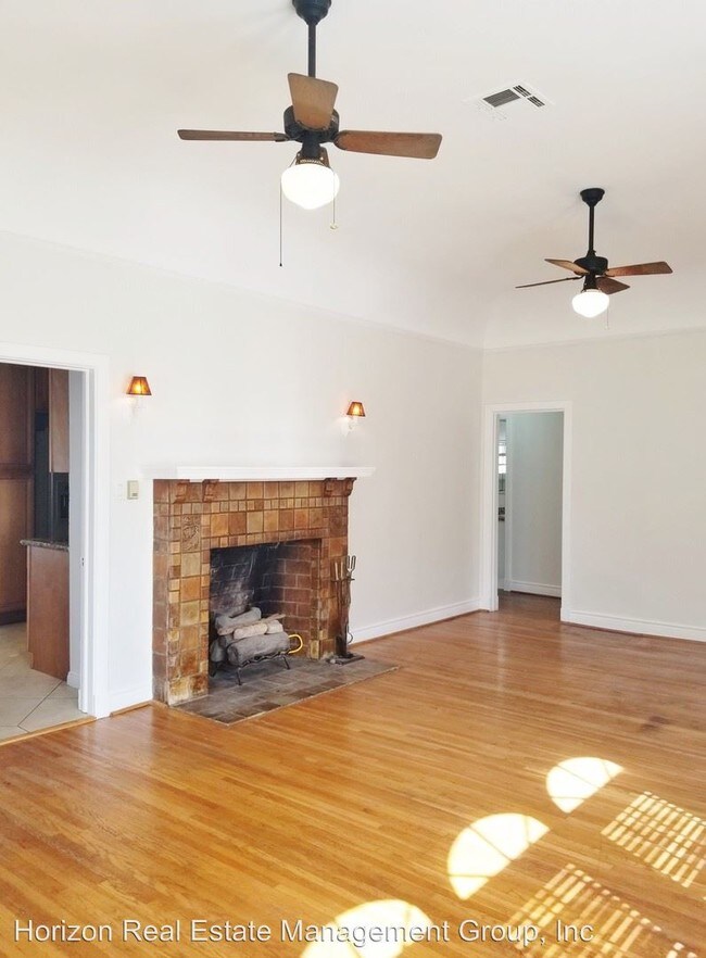 Building Photo - 1207 S Sycamore Ave