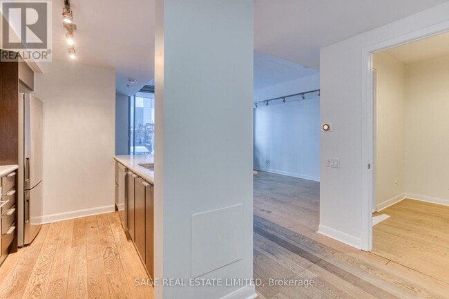 Building Photo - 375 King St W