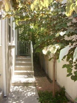 Foto del edificio - 2118 N Glenoaks Blvd