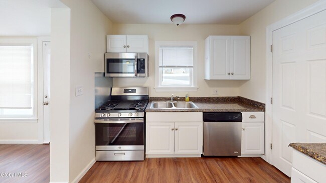 Foto del edificio - 18 Whitney Rd