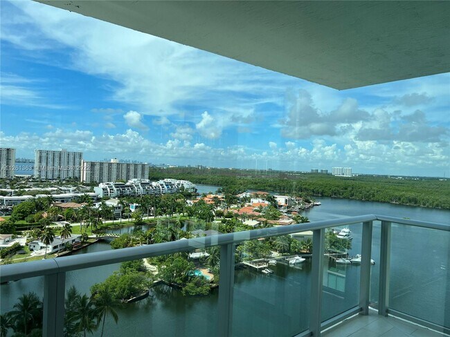 Foto del edificio - 300 Sunny Isles Blvd