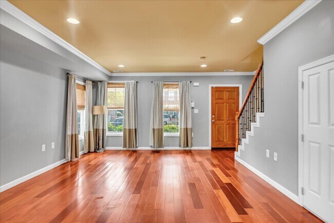Building Photo - Stunning 3 BR/2 BA Single-Family Home in D...