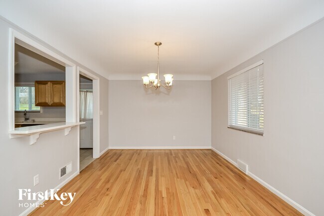Building Photo - 913 Lakeshore Dr