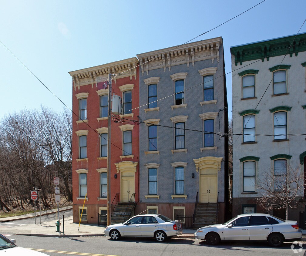 Primary Photo - 192-194 N Pearl St