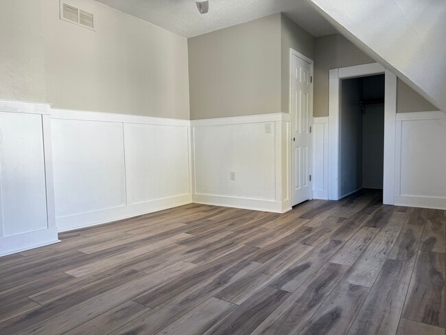 Large Master Bedroom with walk in closet - 377 Ellis St