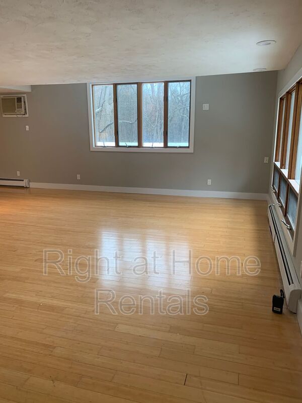 Building Photo - 820 Morvale Rd