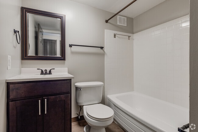 2HAB, 2BA - 950 ft² - Baño - Carriage Park Apartments