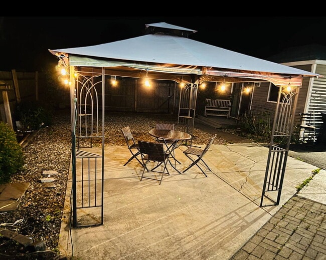 Foto del edificio - Coastal Charm Meets Comfort — Fully Furnished 2-Bedroom Retreat in Biddeford