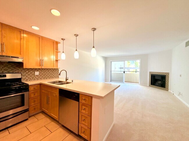 Foto del edificio - Fantastic Spacious 2 bed 2 bath condo in prime Sherman Oaks - Studio City with Pool and Gym!