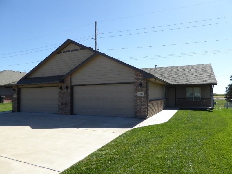 1236 Lazy Creek Ct, Newton, KS 67114 Townhome Rentals in Newton KS