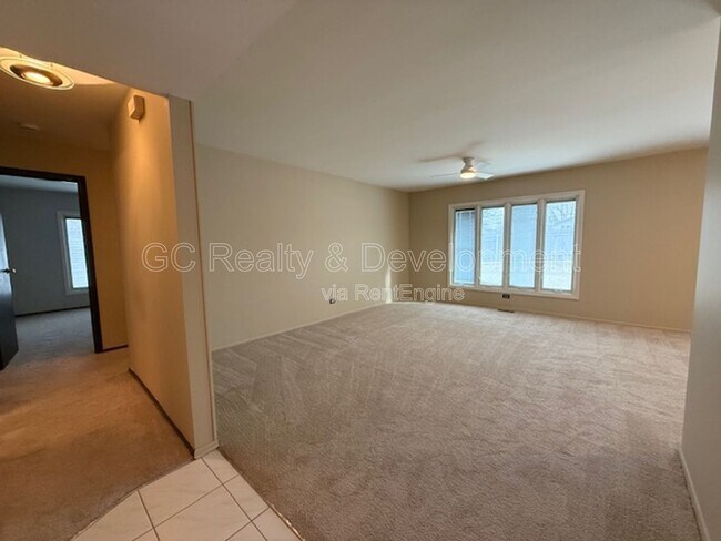 Foto del edificio - 810 W Lakeside Plaza