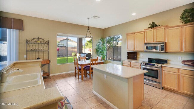 Building Photo - 4424 E Palmdale Ln
