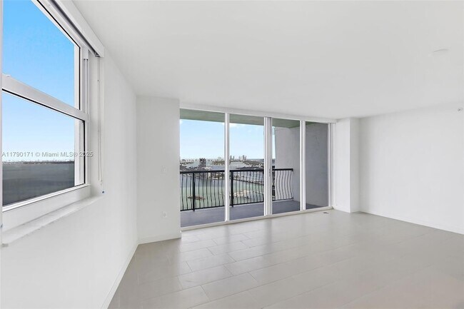 Building Photo - 1756 N Bayshore Dr