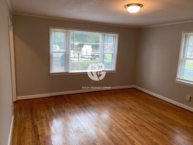 Building Photo - Updated 2 bed / 1 bath with large rooms!