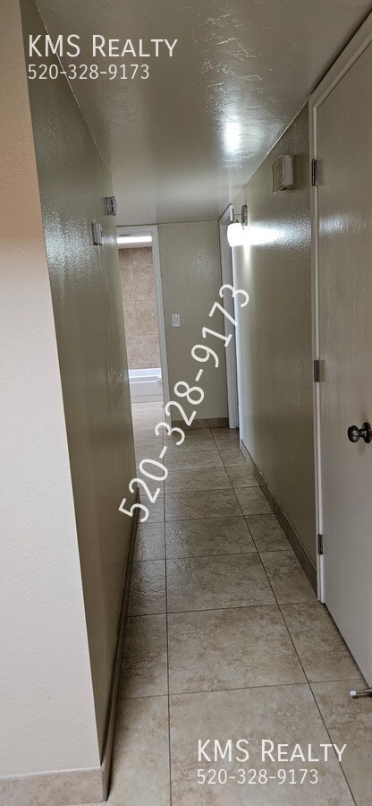 Building Photo - 3122 W Holladay St