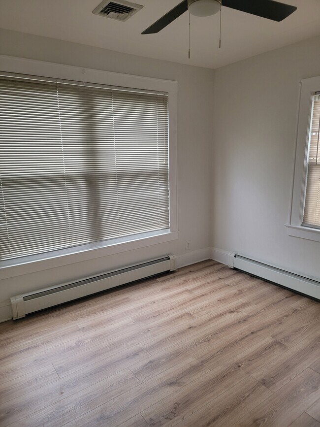 Sala de estar - 561 De Mott Ave