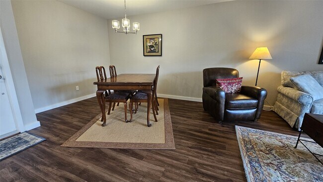 Foto del edificio - 3025 Walnut Bend Ln