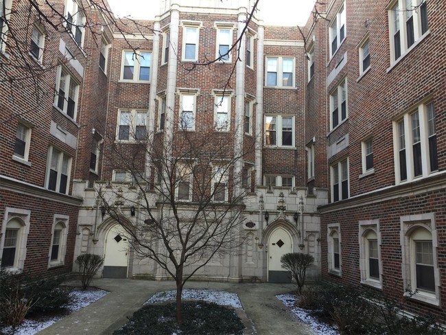 Building Photo - 2303 E 70th Pl