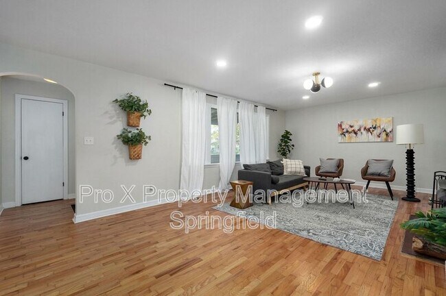 Foto del edificio - 1140 S Stewart Ave