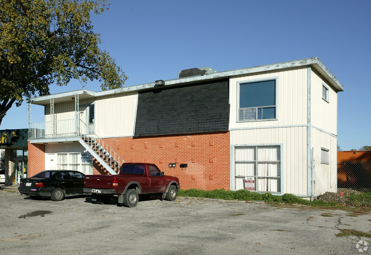 Building Photo - 2931-2933 E Southcross Blvd