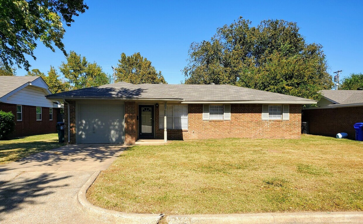 Primary Photo - (3) Bed/(1.5) Bath Avail NOW!