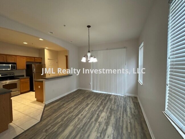 Building Photo - 3 bedroom 2 story townhome in gated Avalon...