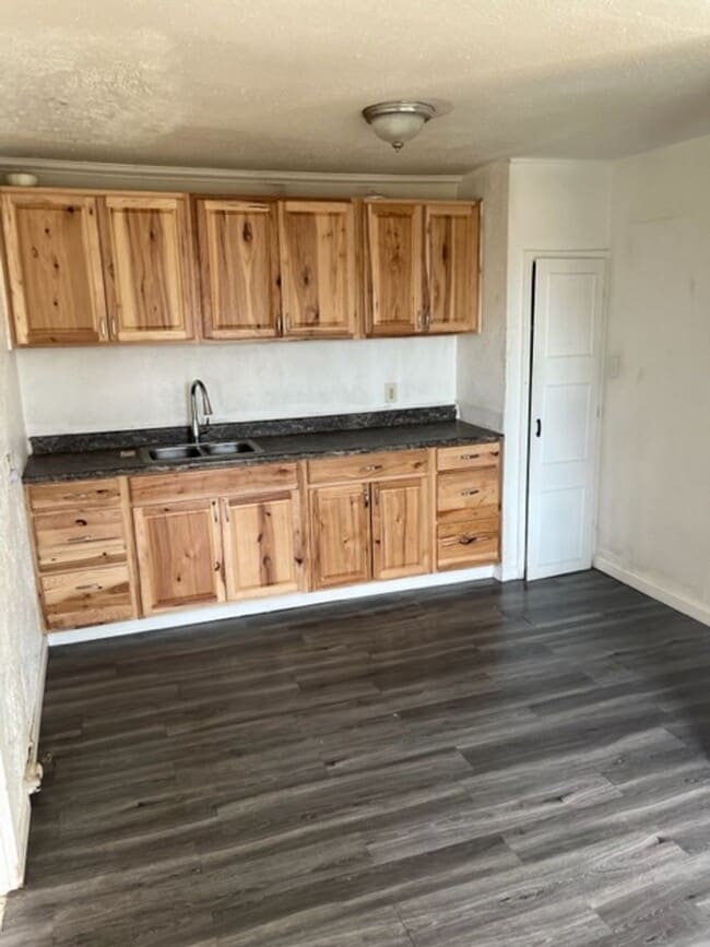 Building Photo - 3 bed 1 bath ready now