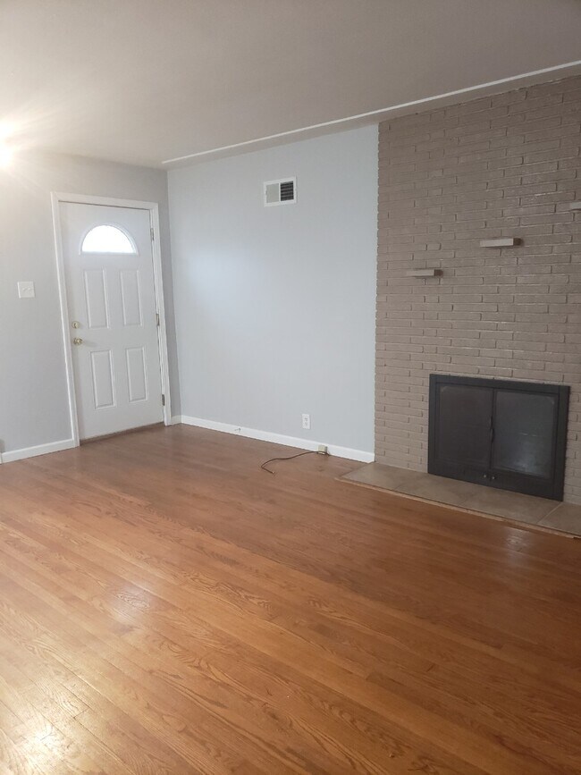 Foto del edificio - 12 Fairview Dr