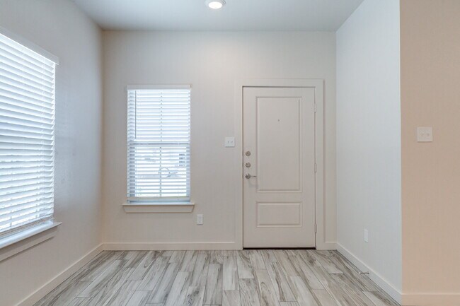Foto del edificio - Brand new townhomes in Frenship East!