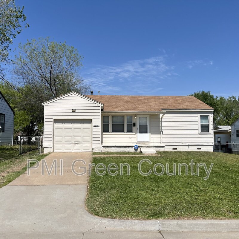 Foto principal - 4543 E Young Ct