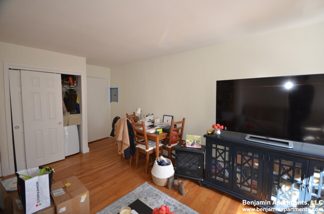 Building Photo - 517 Beacon St