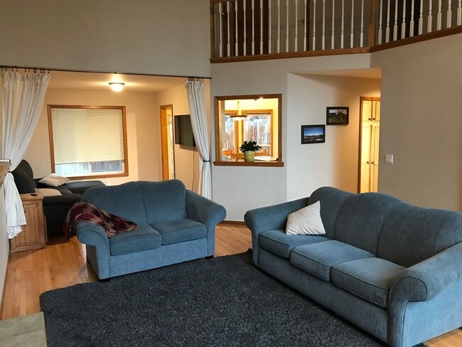 Building Photo - Spacious 4 Bed/2.5 Bath Home on Cul-De-Sac - NE Bend