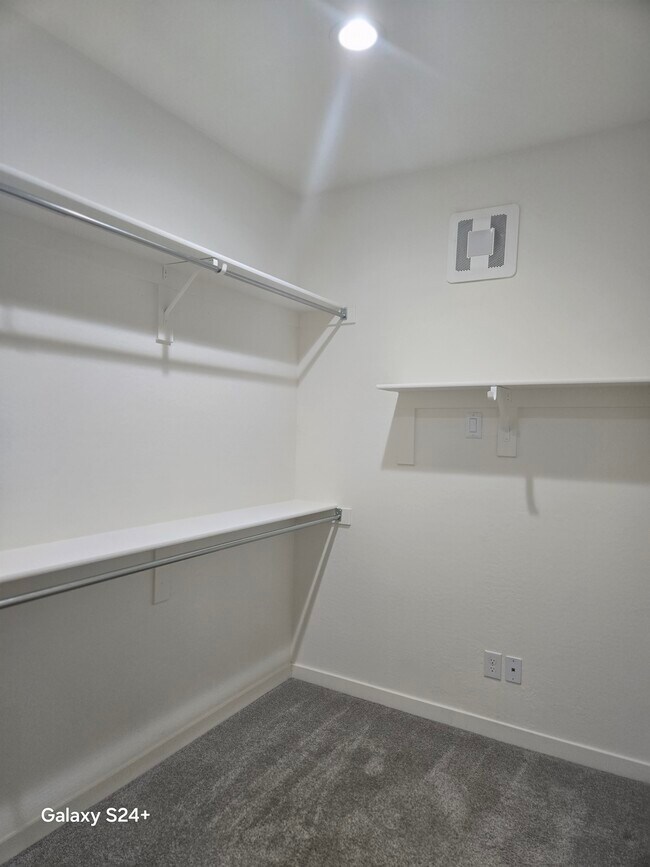 Foto del edificio - 1564 W Redwood Ln