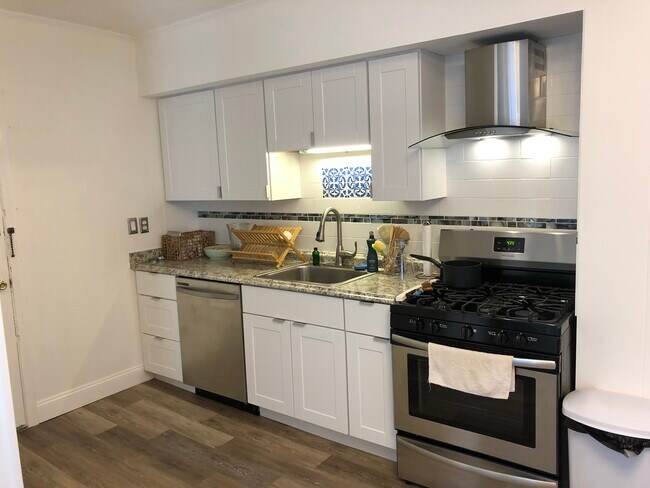 Building Photo - 154 Webster Ave