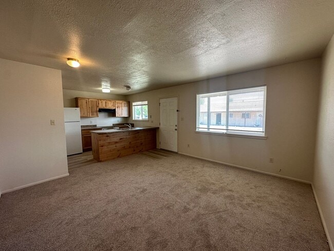 Building Photo - Two Bedroom, One Bathroom Apartment availa...