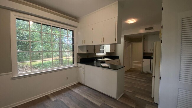 Building Photo - 421 10th St S