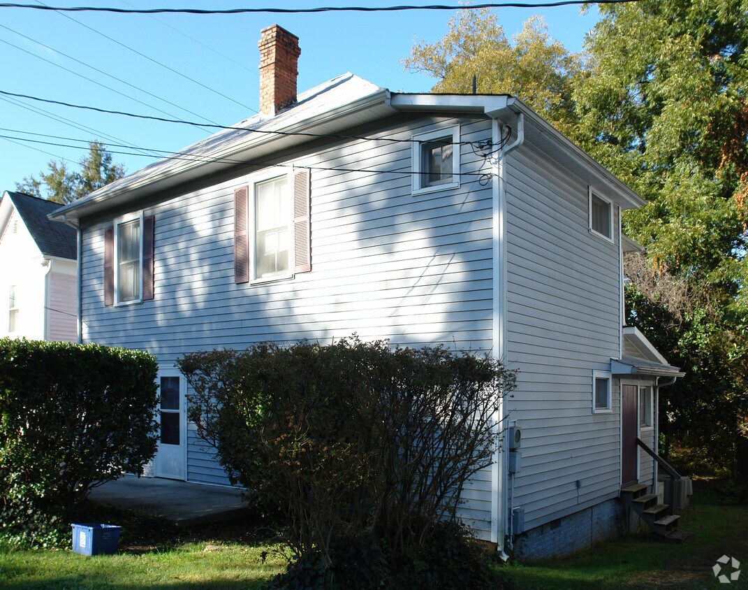 Building Photo - 903 Clarendon St