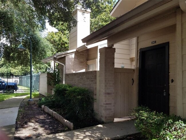 Building Photo - 13030 Leader St