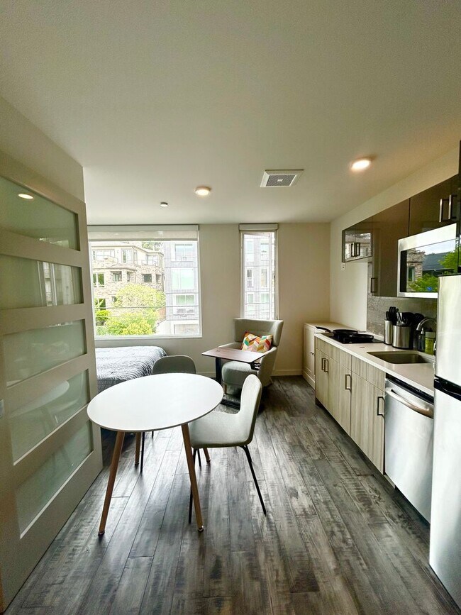 Foto del interior - 741 Harvard Modern studios with w/d in unit!