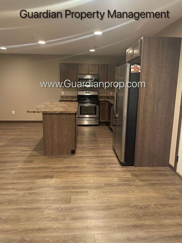 Foto principal - Lakeville, Middle Unit Town Home, 2.5 Bath...