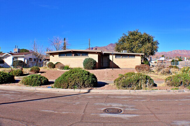 Foto del edificio - 3 Bedroom, 2 Bath , North-East El Paso Great house located across the street from Terrace Hills M...