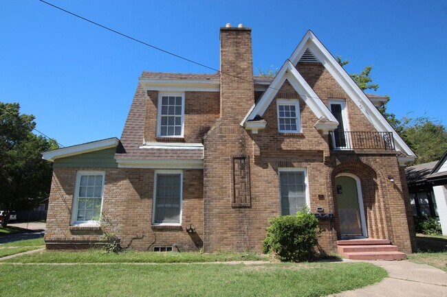 Building Photo - College Ave Triplex