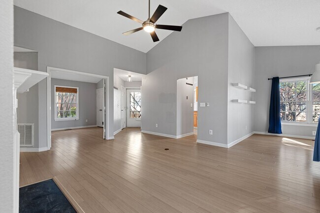 Foto del edificio - End-unit 3 Bedroom Townhome in Woodcroft!