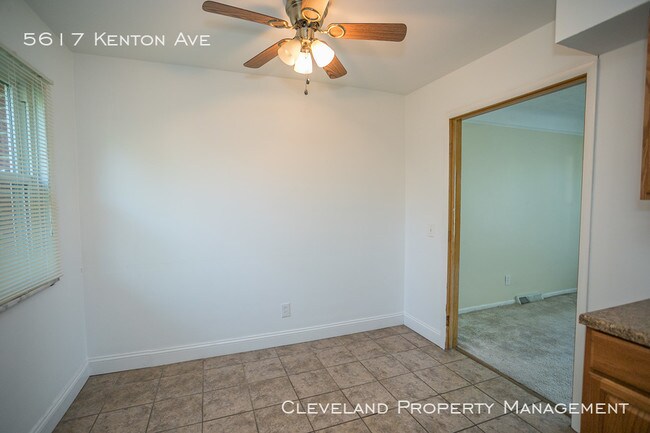 Building Photo - Spacious Maple Heights Colonial