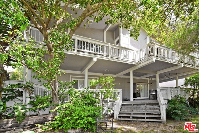 Building Photo - 2885 Searidge St