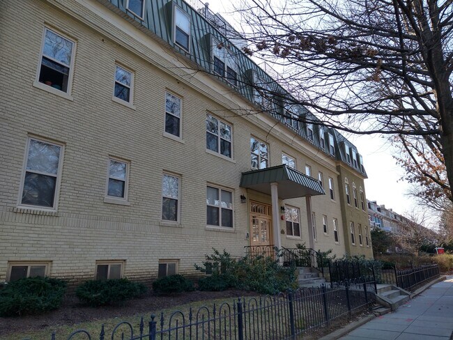 Building Photo - 1300 Taylor St NW