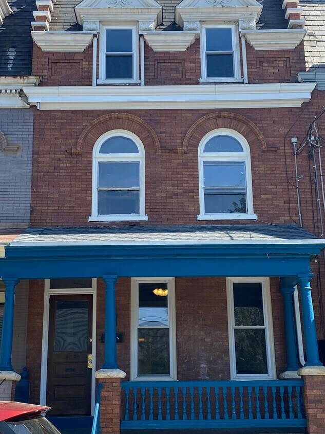 Primary Photo - Amazing 5 BR/1BA home in Lancaster City.