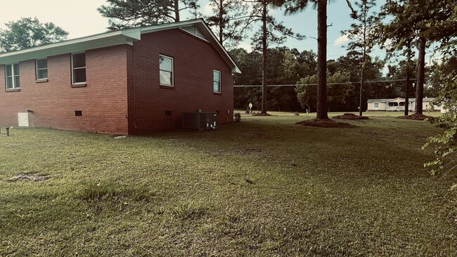 Building Photo - Farmhouse Charm!