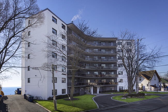 Photo du bâtiment - Lakeshore Apartments